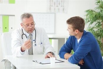 L'urologo consulta un paziente con prostatite cronica
