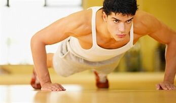 Un uomo che esegue un esercizio ginnico affetto da prostatite cronica